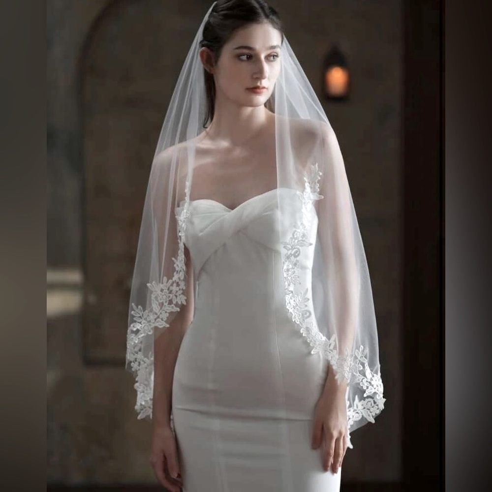BRAND NEW!! Appliques Decor Bridal Veil With Hair Comb